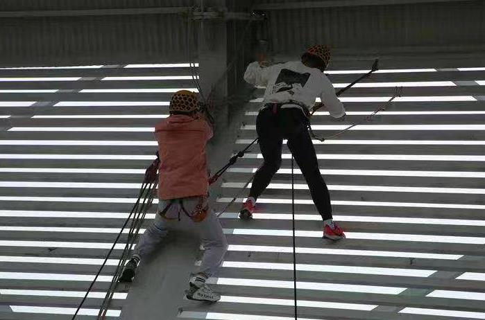 西安一高校学生“飞檐走壁” 老师：户外运动课涵盖“水陆空”