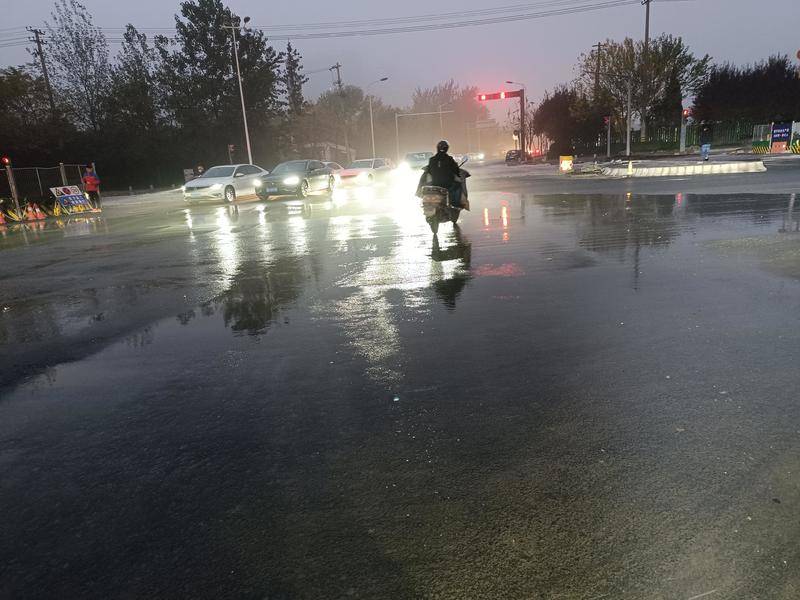 草滩区域清晨洒水车作业 路面湿滑影响市民出行