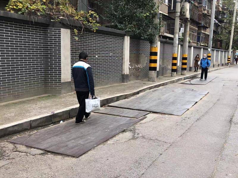 西安索罗巷路上有几块“钢板补丁”  市民出行有隐患