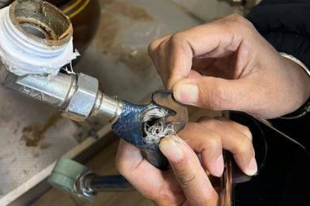 西安一小区精装房第一年供暖 供暖前一晚住户家暖气管爆管