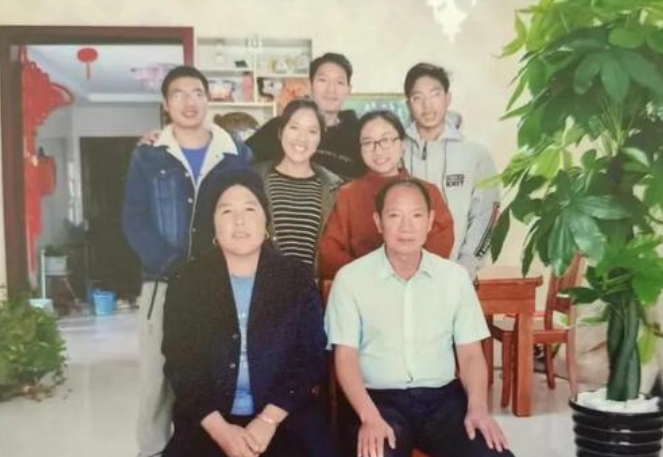凉山家庭培养出4名大学生：两儿子是清华研究生 当地奖励10万元
