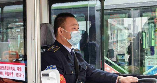 暖心！西安141路公交驾驶员帮扶老人乘车