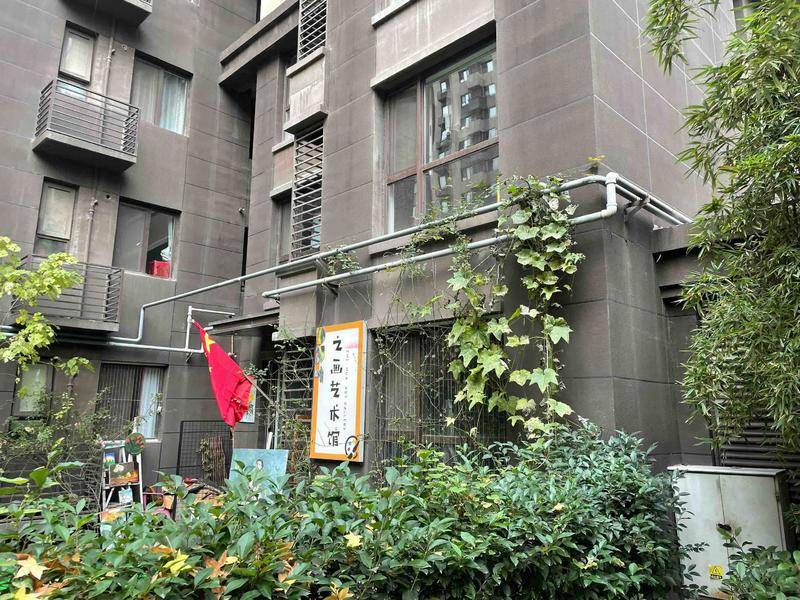 小区外墙多了一根燃气管 物业和业主却不知情