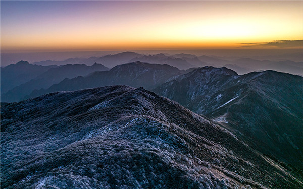 山尖薄雪映衬下 俯瞰冬日的秦岭日出景观