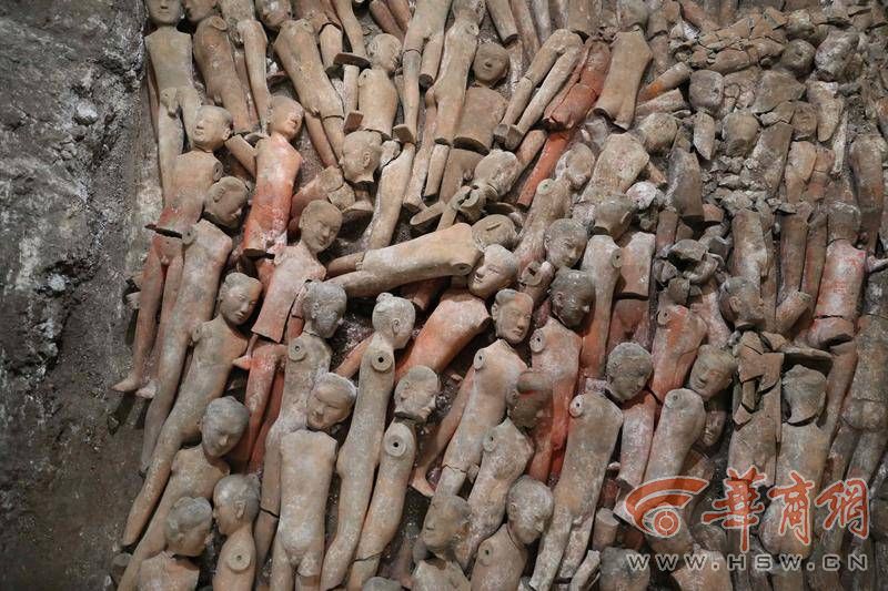 图9 江村大墓K15 出土的部分彩绘着衣式陶俑.jpg