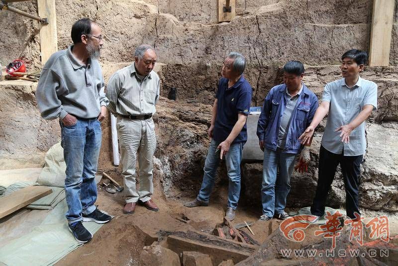 驻场专家现场指导发掘 (3).jpg