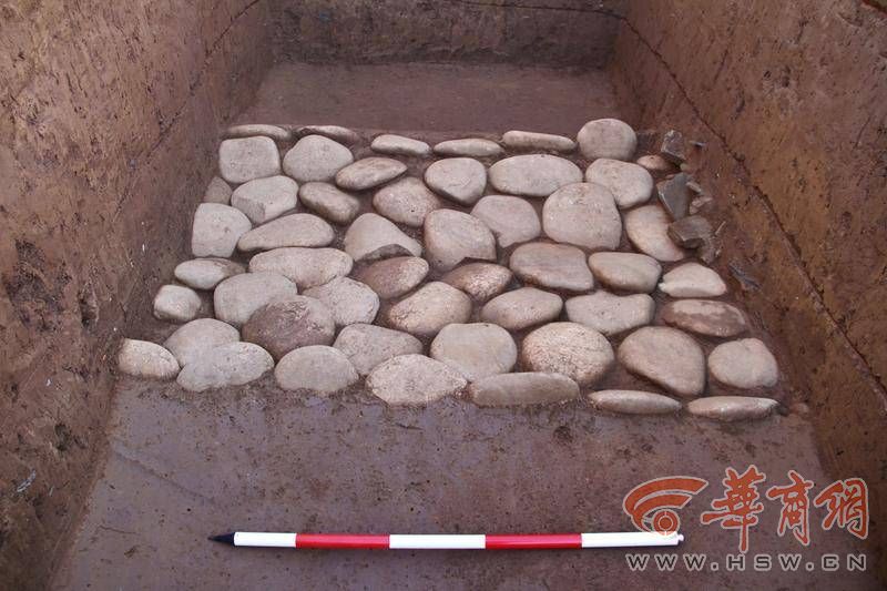 图2 江村大墓北侧石围界.jpg