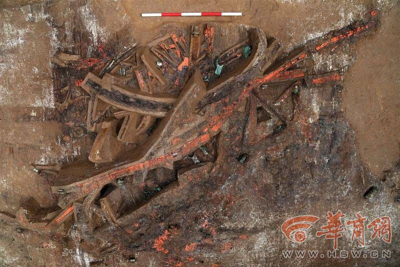 图22 南陵K2出土的车轮及车马器遗迹.jpg