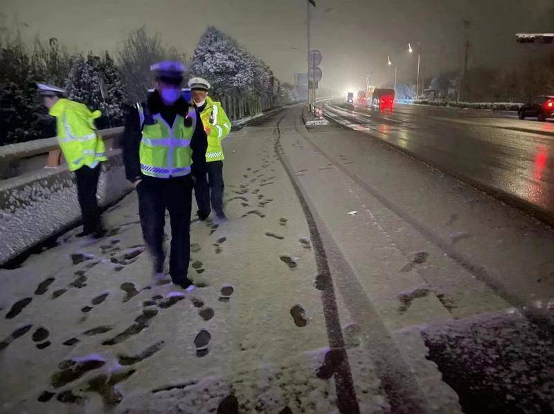 寒潮来袭 西安高新交警开启“速动”模式保畅通