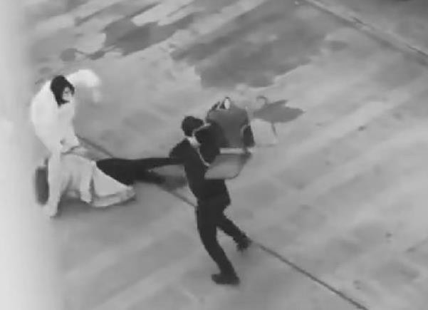 楼长小区里抡椅子殴打女业主 警方：正在调查