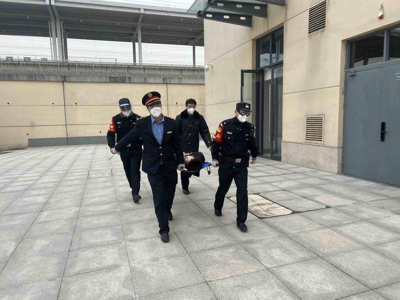 旅客突然晕倒 客运值班员紧急救助转危为安