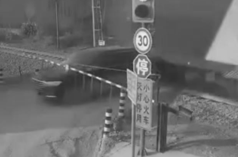 华商头条|小车被大车顶到铁轨上险与火车相撞 警方：未造成人员受伤