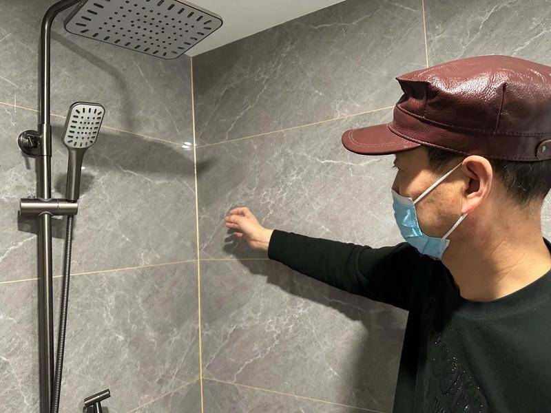 男子购买背涂胶墙砖却出现大面积空鼓 厂家预付1万元承诺维修却又反悔了