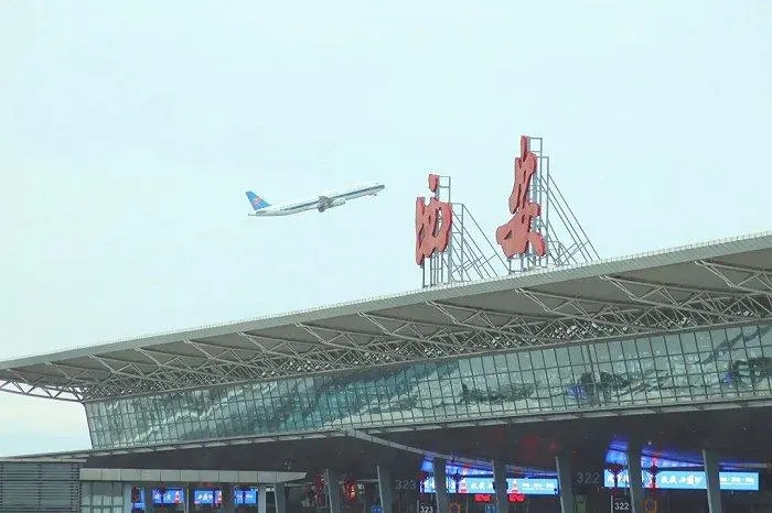 华商头条|西安咸阳国际机场不再查验核酸证明和健康码 到达旅客不再强制“落地检”