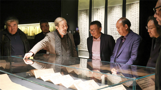 党晟先生（左三）与嘉宾在中国馆展区交流.jpg