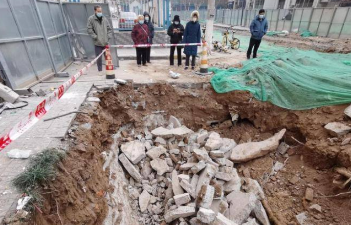 居民称道路扩宽施工挖出住宅地基 工程监理：那是地下杂物