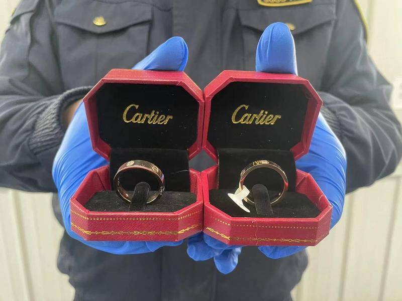 西安邮局海关截获大量假冒奢侈品 被侵权品牌有Cartier、Gucci、LV等