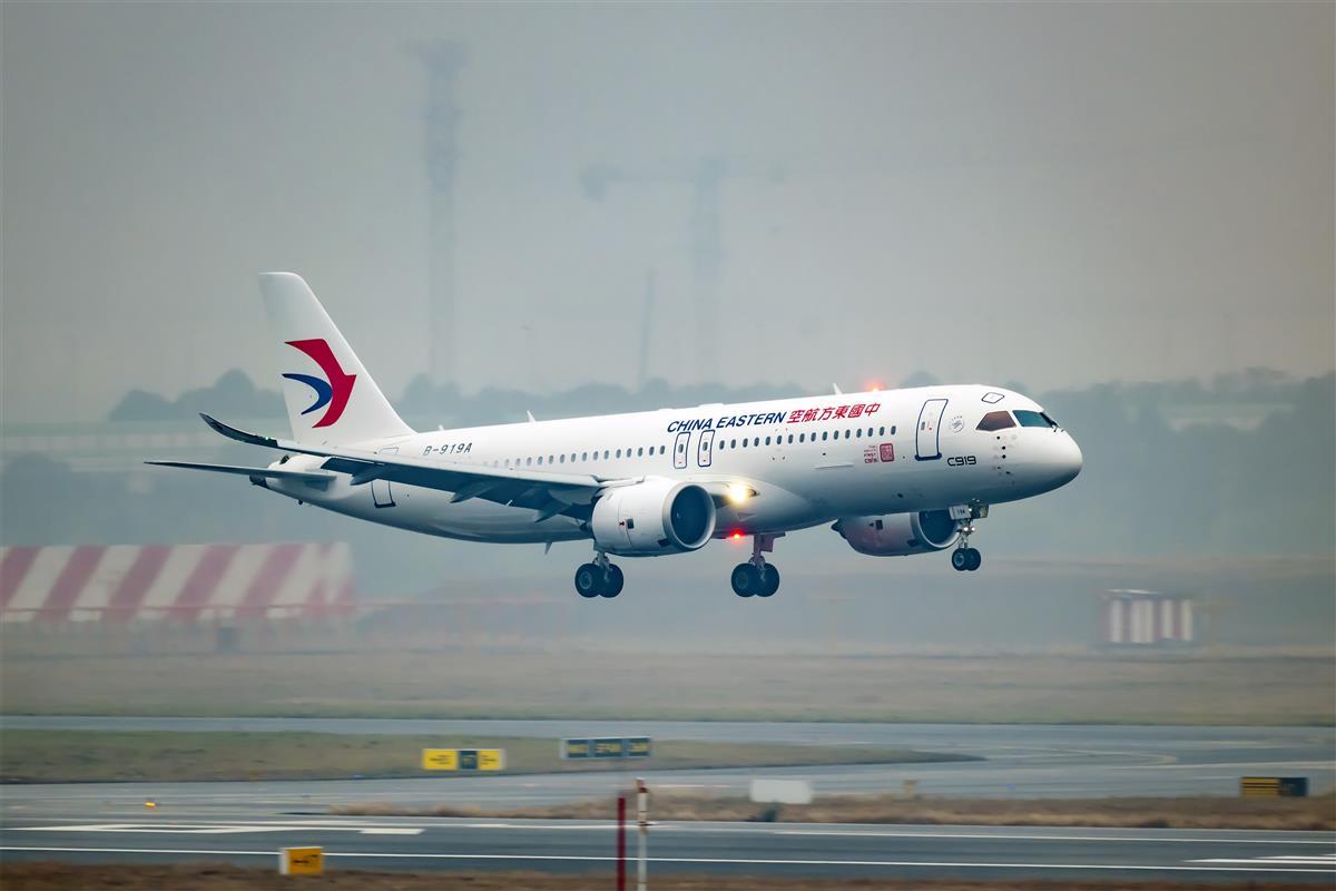 全球首架c919首飞来听听塔台机组的暖心对话