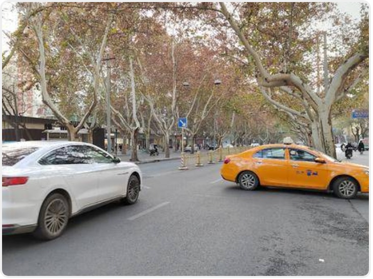 小8跑街|边家村十字西侧掉头口高峰期易拥堵 碑林交警：优化方案已上报，审批后将取消