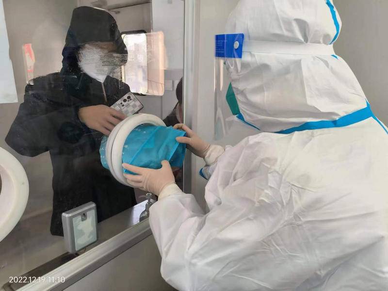 核酸采样亭变身发热诊疗亭 记者实地探访