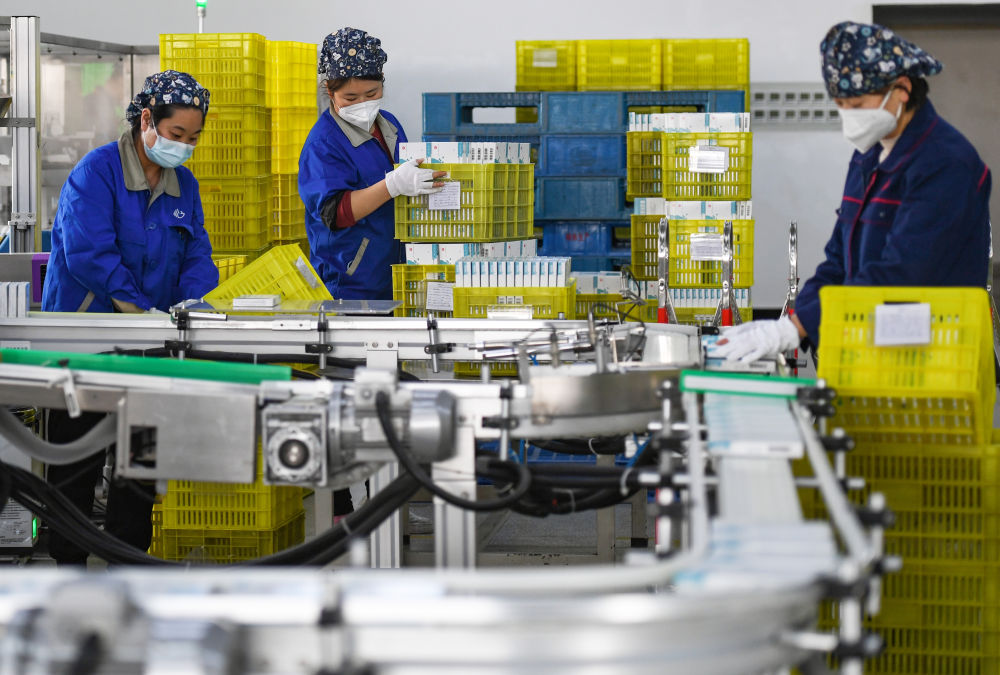 12月19日,在西安市高陵区,西安碑林药业股份有限公司的工作人员在外