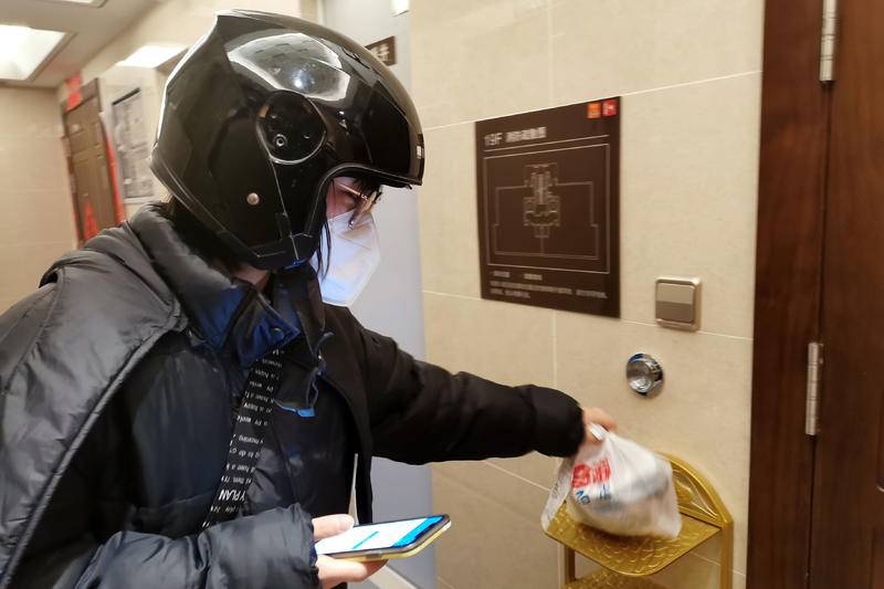 支持外卖配送服务 华商报记者化身“骑手”1小时送2单