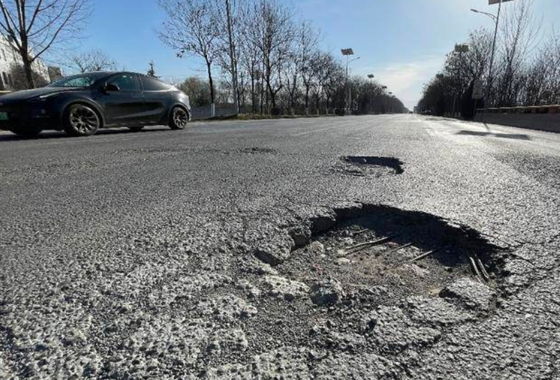 水泥路面出现坑洼里面还有裸露钢筋 西安航天基地：下周二完成维修