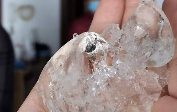 免砸砖注胶就能修漏水？说是7斤胶就能修完 最后用了41斤5000元