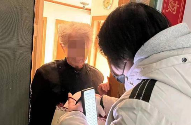 莲湖区青年路社区卫生服务中心家医团队：为辖区145位独居老人送防疫健康礼包