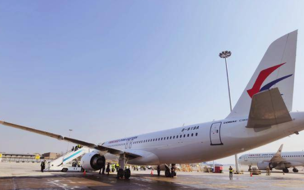 全球首架国产C919飞机飞抵西安