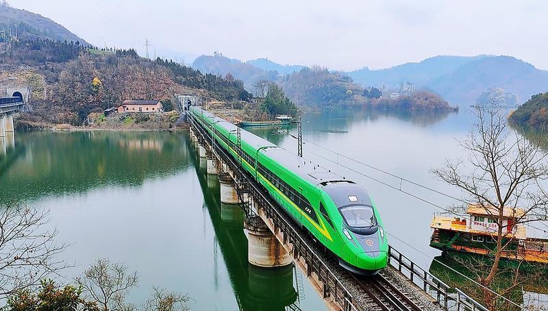 西安至达州“复兴号”动集动车组正式开行 结束两地不通动车历史