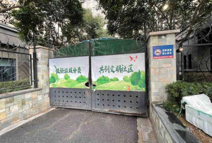 西安一小区垃圾房占用消防通道 物业称将重新规划选址