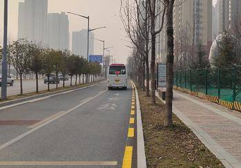 井盖破损、乘客跨绿化带上下车...科技二路这些问题待整改