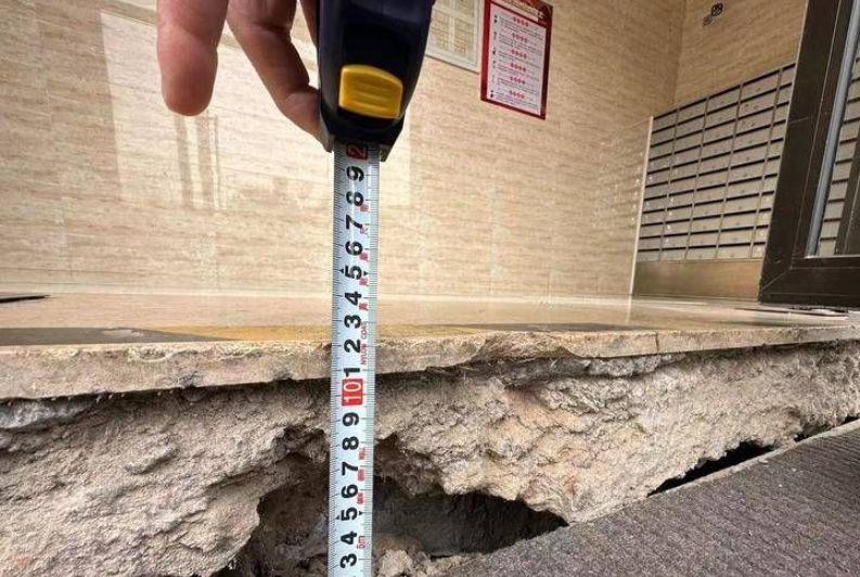 富力·白鹭湾小区一单元楼前地面下陷越来越严重 业主两年来多次反映始终没解决
