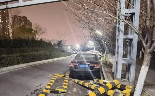 西安一男子将车停路边被断裂限高杆砸中 谁来维修成了问题