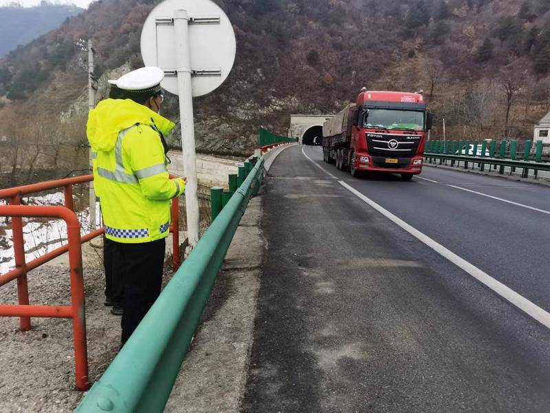 高速交警严查隧道内超速、货车不靠右行驶、违法占用应急车道等违法行为