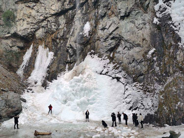 游客进山观冰瀑车辆打滑失控 巡逻民警及时救助