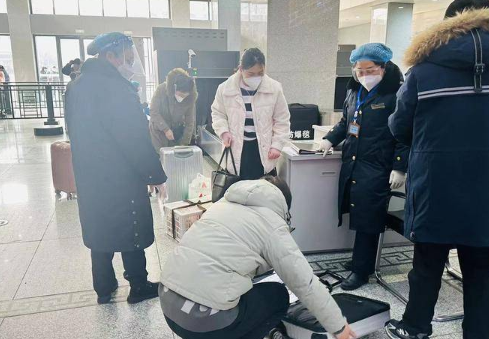 西安火车站安检一天检出禁限品700件 10%的物品被旅客邮寄回家