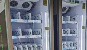 环城公园里的自动售货柜 空空如也却开着电源