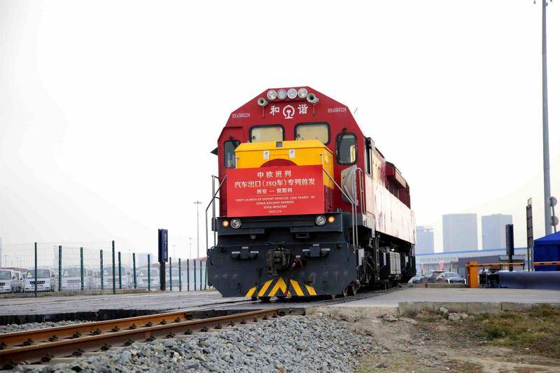 陕西首趟中欧班列汽车出口专列开行