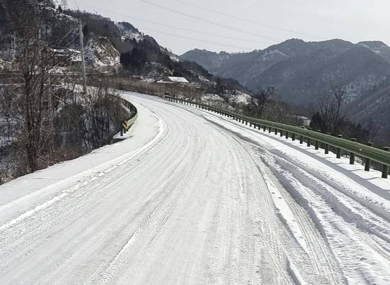 “最美盘山路”积雪严重 骊山顶村民出行难