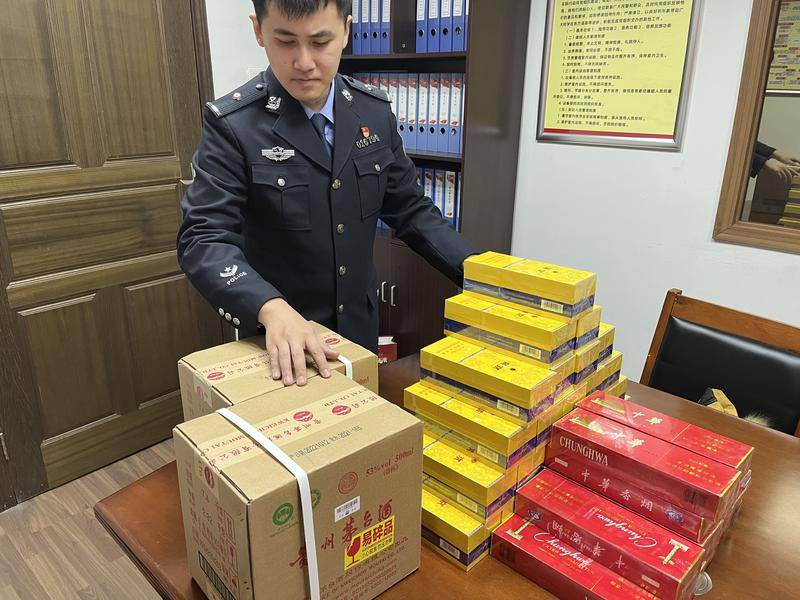 砸车玻璃两次盗走价值10余万多名烟名酒 第一次作案后看见警灯扔下赃物就跑