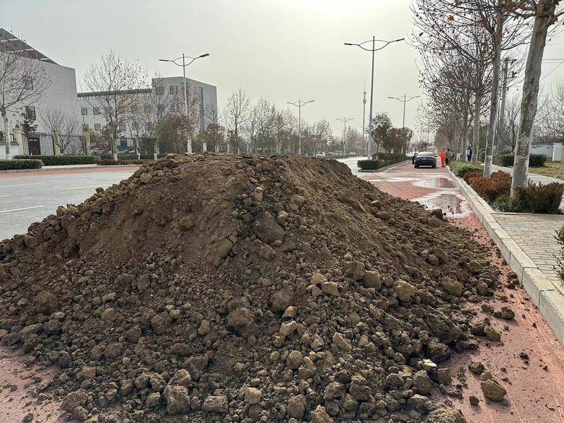 刚清理一天又倒了！西安草滩四路北段路两侧总有建筑垃圾
