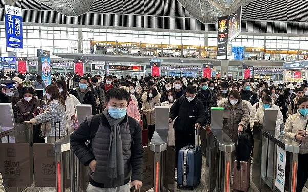 华商头条|新春走基层|西安北站迎来旅客出行小高峰 多个进站口排起“长龙”
