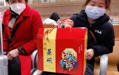 新春走基层丨蒸碗、茯茶、西凤酒……陕西人过年回家的礼物五花八门