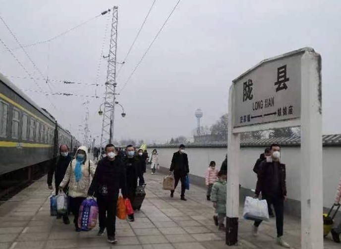 看病回家途中 重点旅客感受陇县站关爱