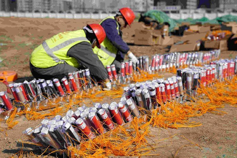 多彩焰火点燃春的希望 除夕夜一起嗨起来