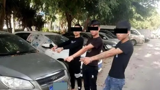 华商头条|三亚警方通报“有人打砸群众车辆”：李某、李某媛被行拘并处罚款