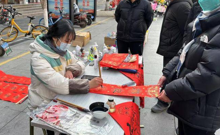 华商头条|新春走基层·探访市场丨西安书法专业大学生当街写春联 祝福送回家