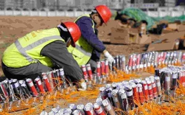 多彩焰火点燃春的希望 除夕夜一起嗨起来